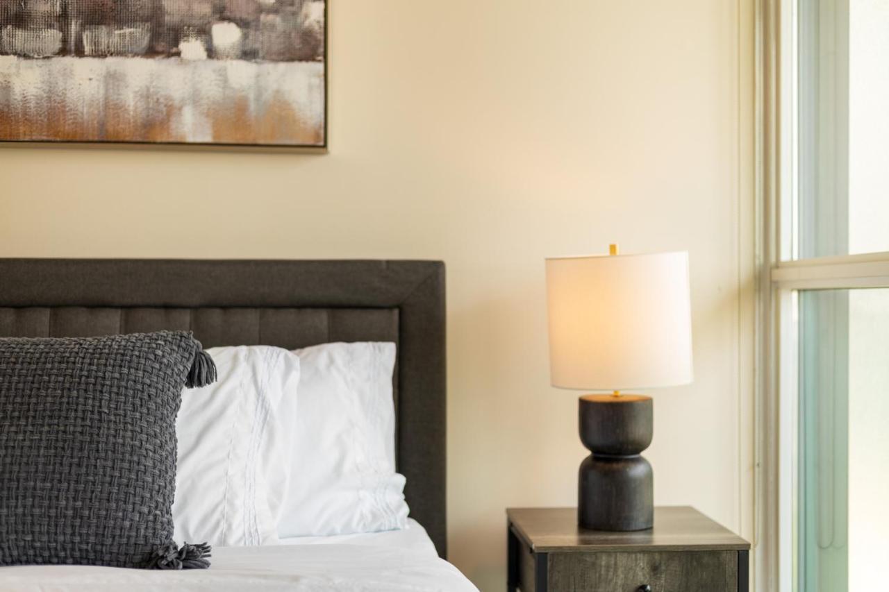 Ultra Luxurious 2.5 Bedroom 2 Full Bathroom 1 Parking Condo Near Sq1 Striking Views Mississauga Esterno foto