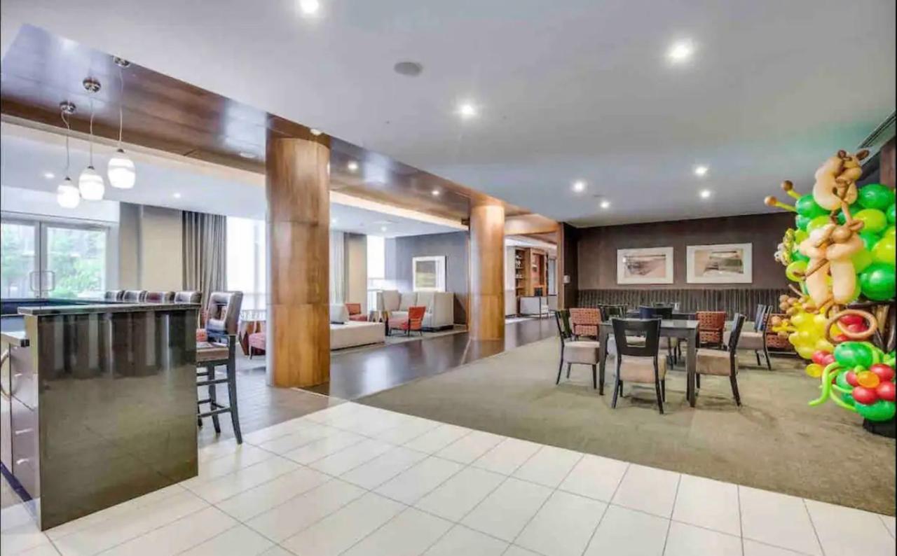 Ultra Luxurious 2.5 Bedroom 2 Full Bathroom 1 Parking Condo Near Sq1 Striking Views Mississauga Esterno foto